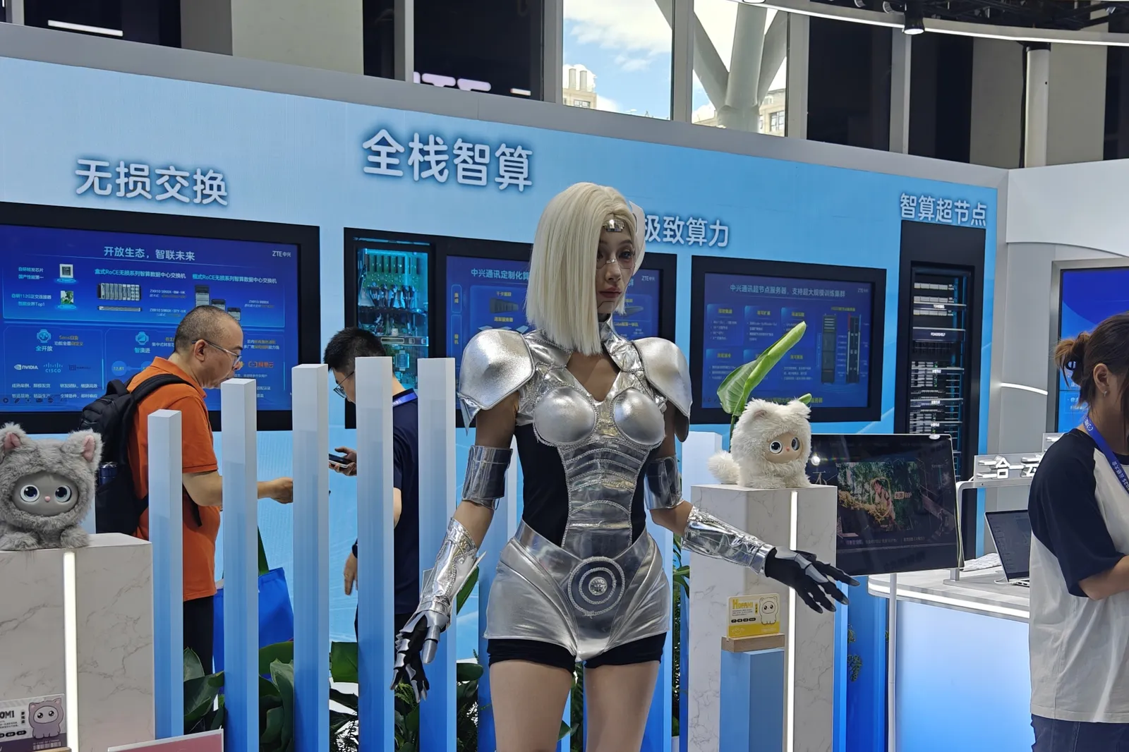 展台的仿生机器人，其实是真人扮演的嗷