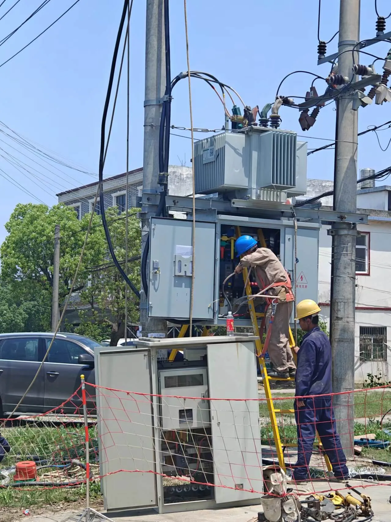 走到村头店里，老板告诉我们停电了
