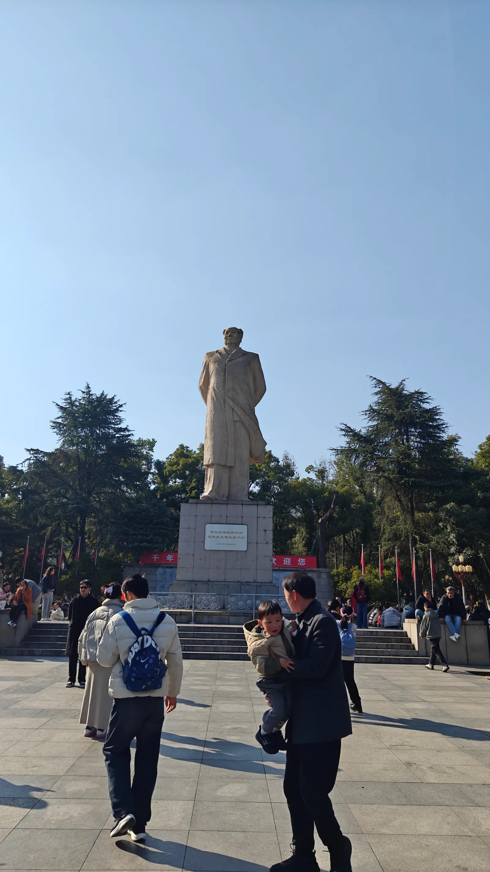 在大学广场上也有毛主席雕像