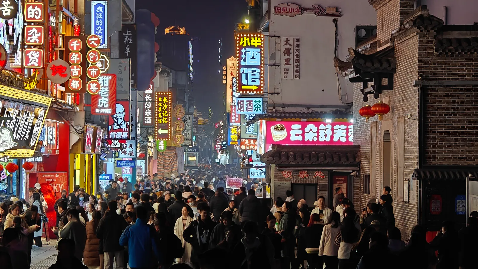 周日晚上的步行街