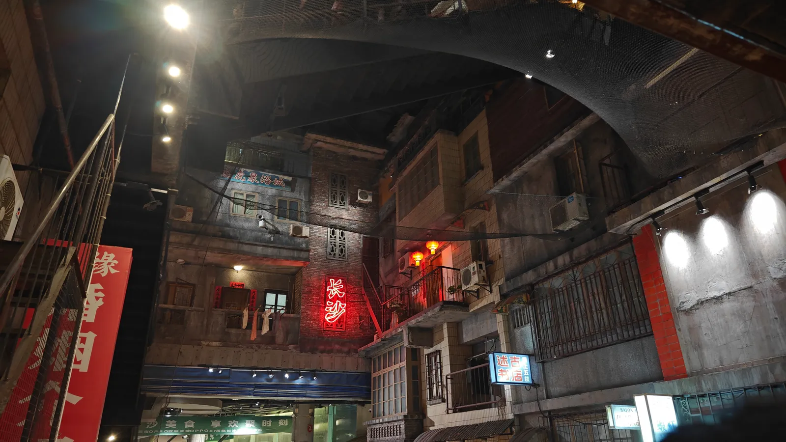 内部是仿上世纪建筑