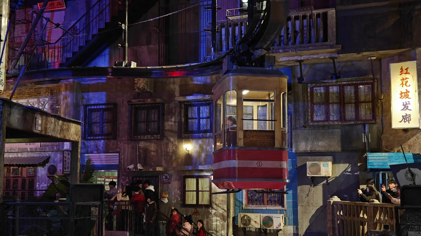 五楼还有一个内部观光缆车可以坐