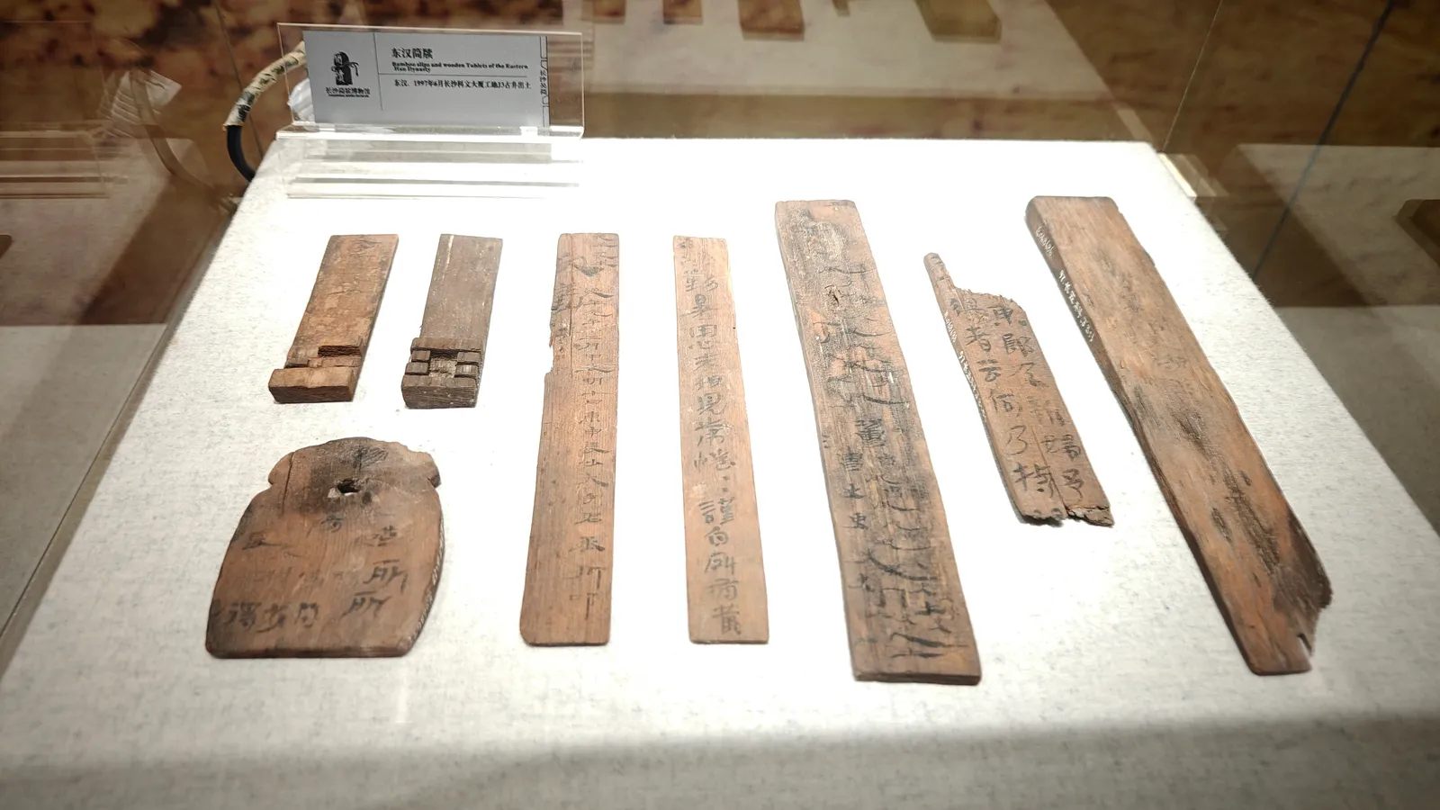 简牍在古代被用于记录书信、法律以及其他事迹