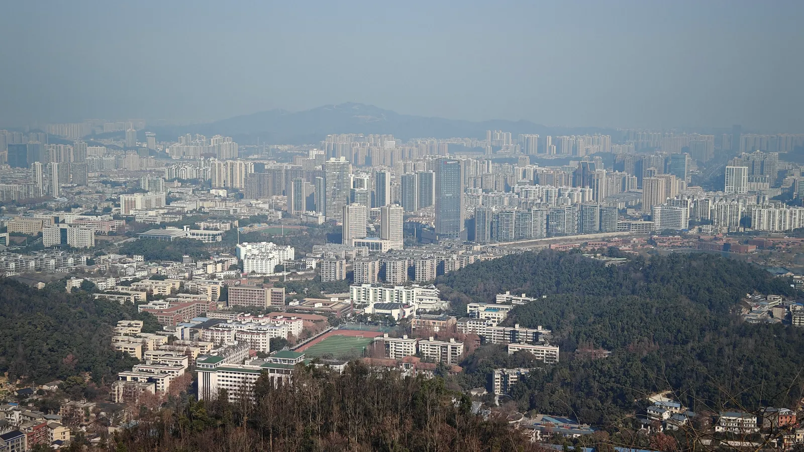 在山上的观景台可以看到不同角度的长沙