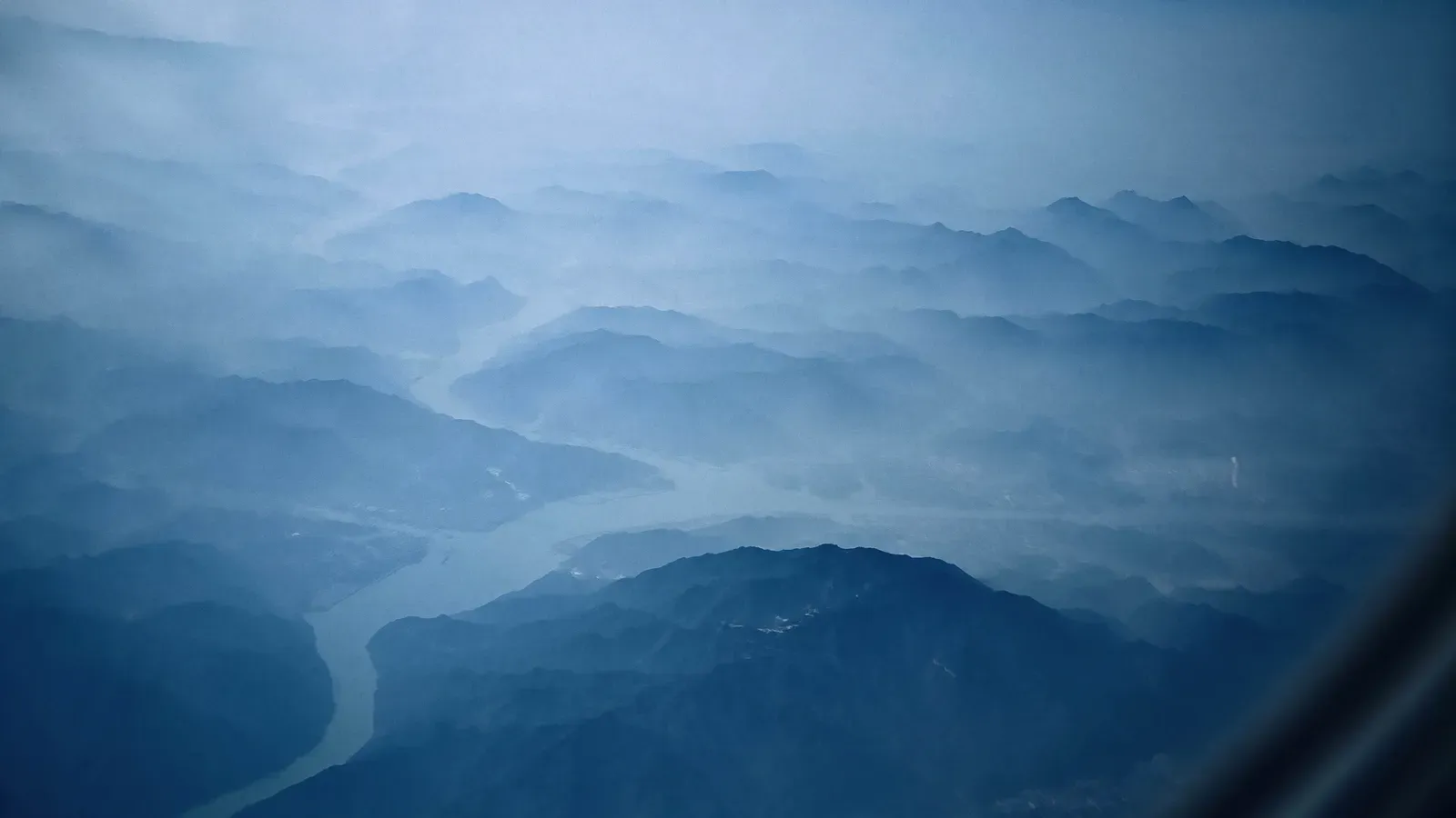 大约是千岛湖上空，雾气朦胧的山水画