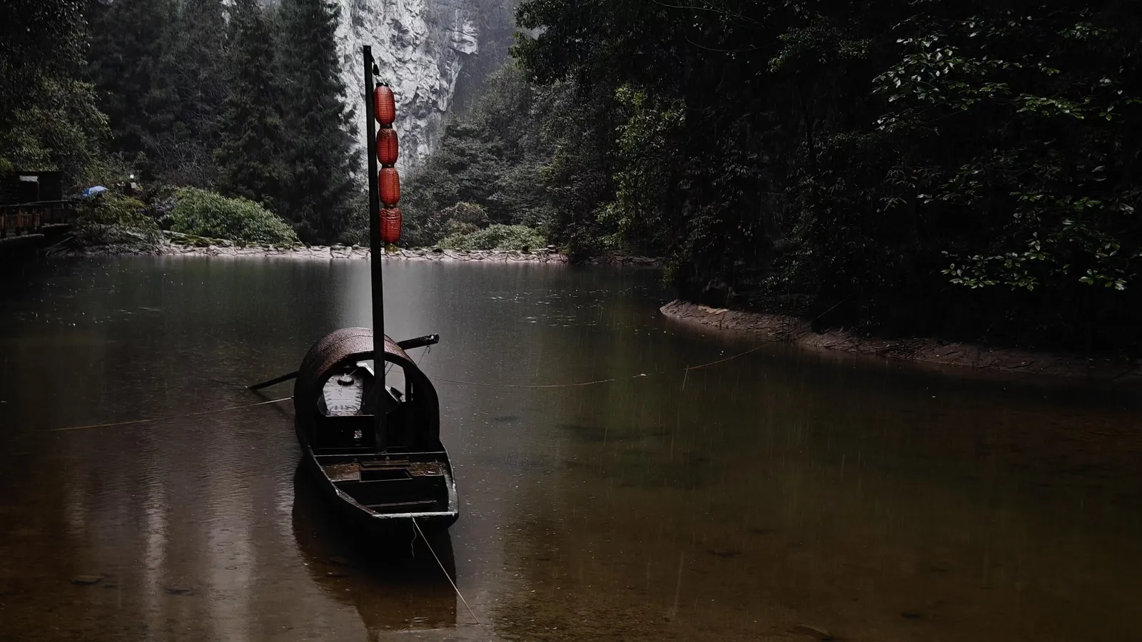 天坑底部的水潭很清