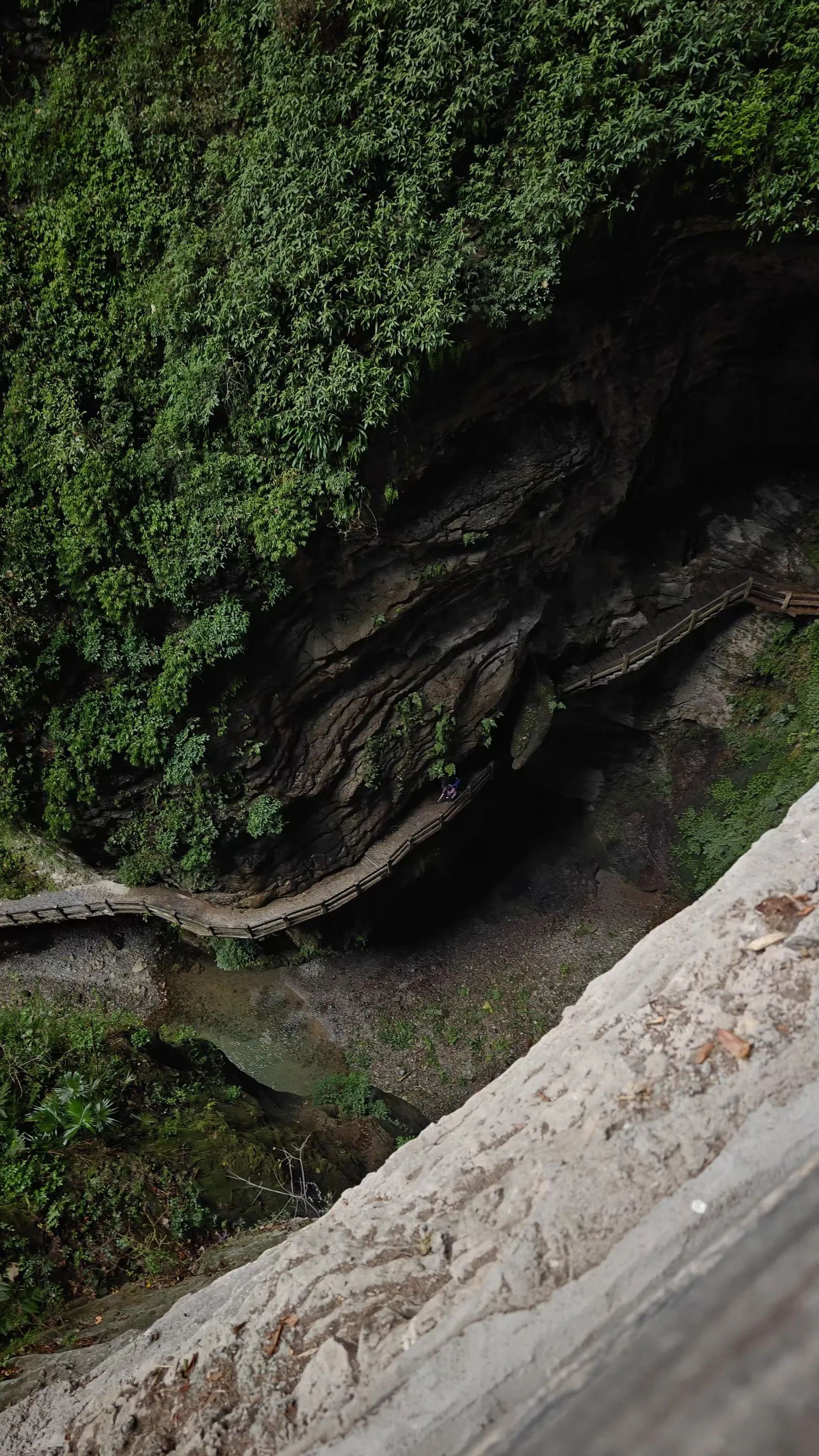 地缝通道中往下俯瞰的画面