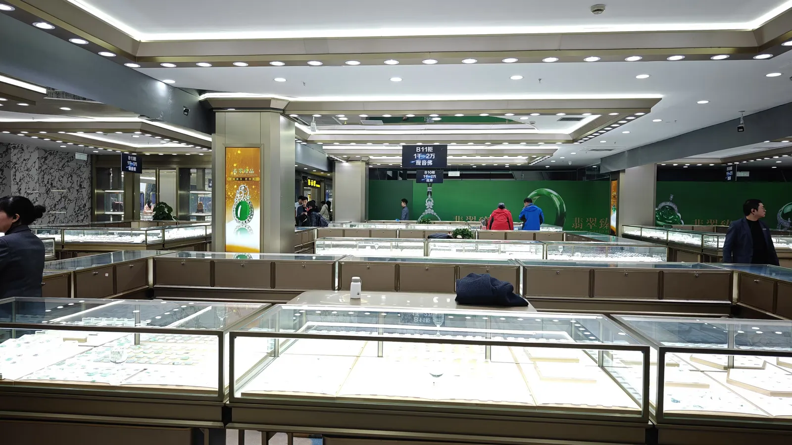 玉器店全是被拉进来的购物团游客