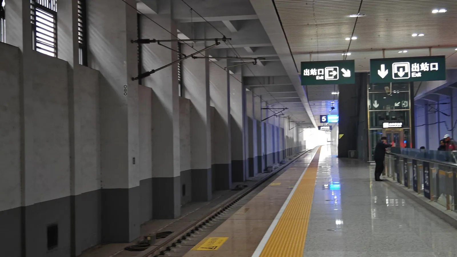 沙坪坝站是我见到的第一个室内高铁站