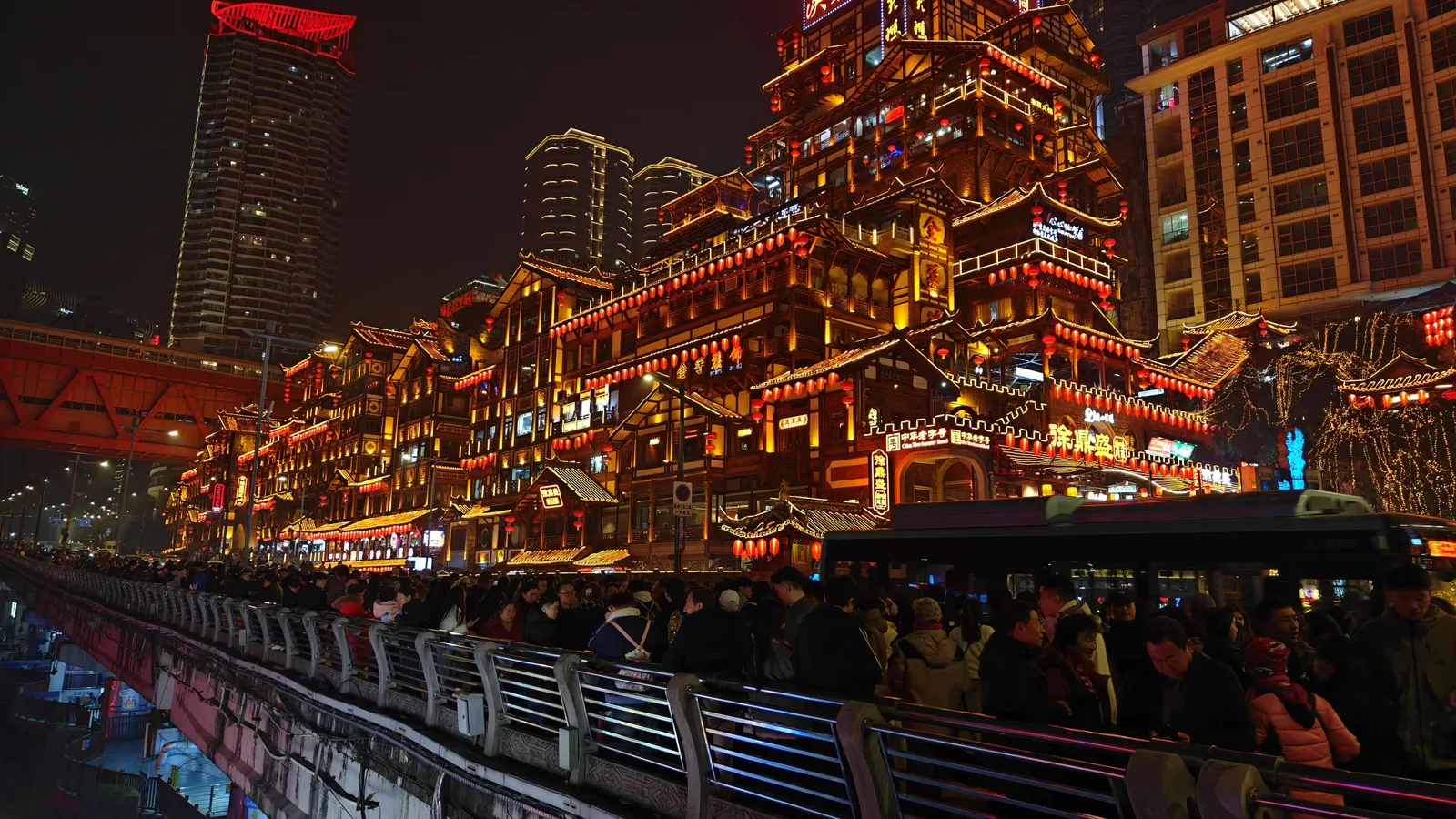 洪崖洞晚上的人流量，简直了...