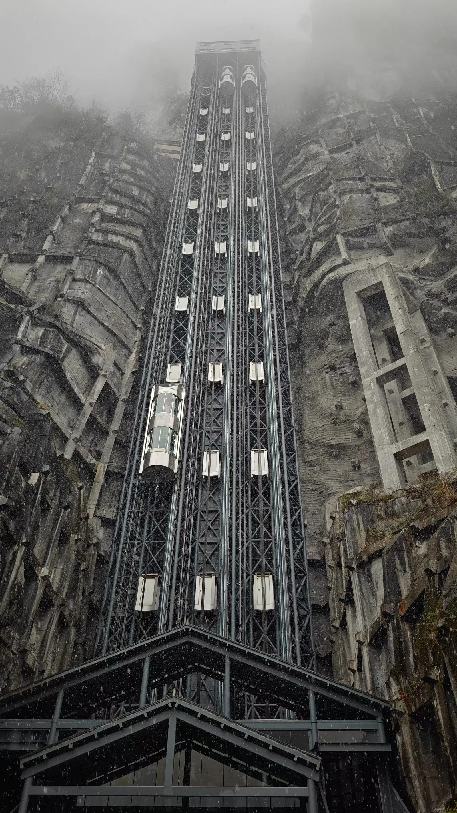 通过108米高的观光电梯到达天坑底部