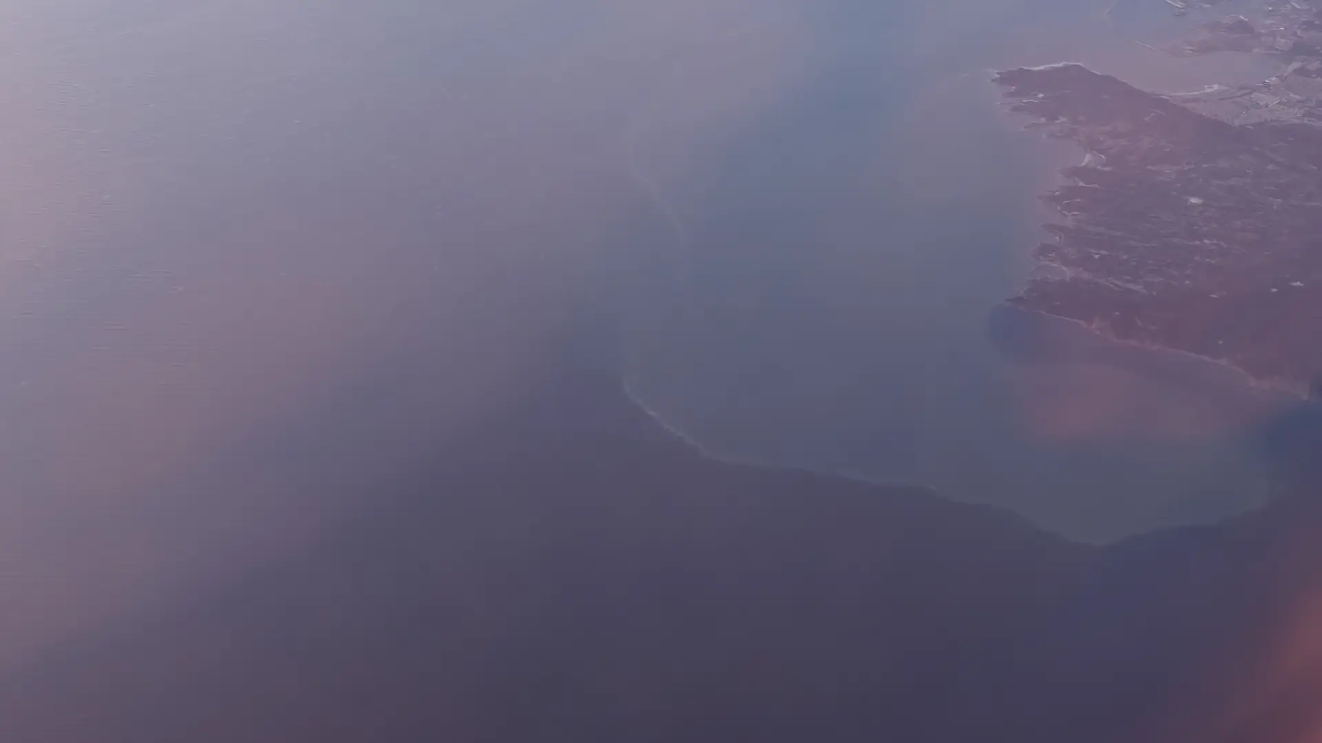 旅顺的黄渤海分界处可以清晰看到不同颜色的海水 ——在飞机返程时拍摄