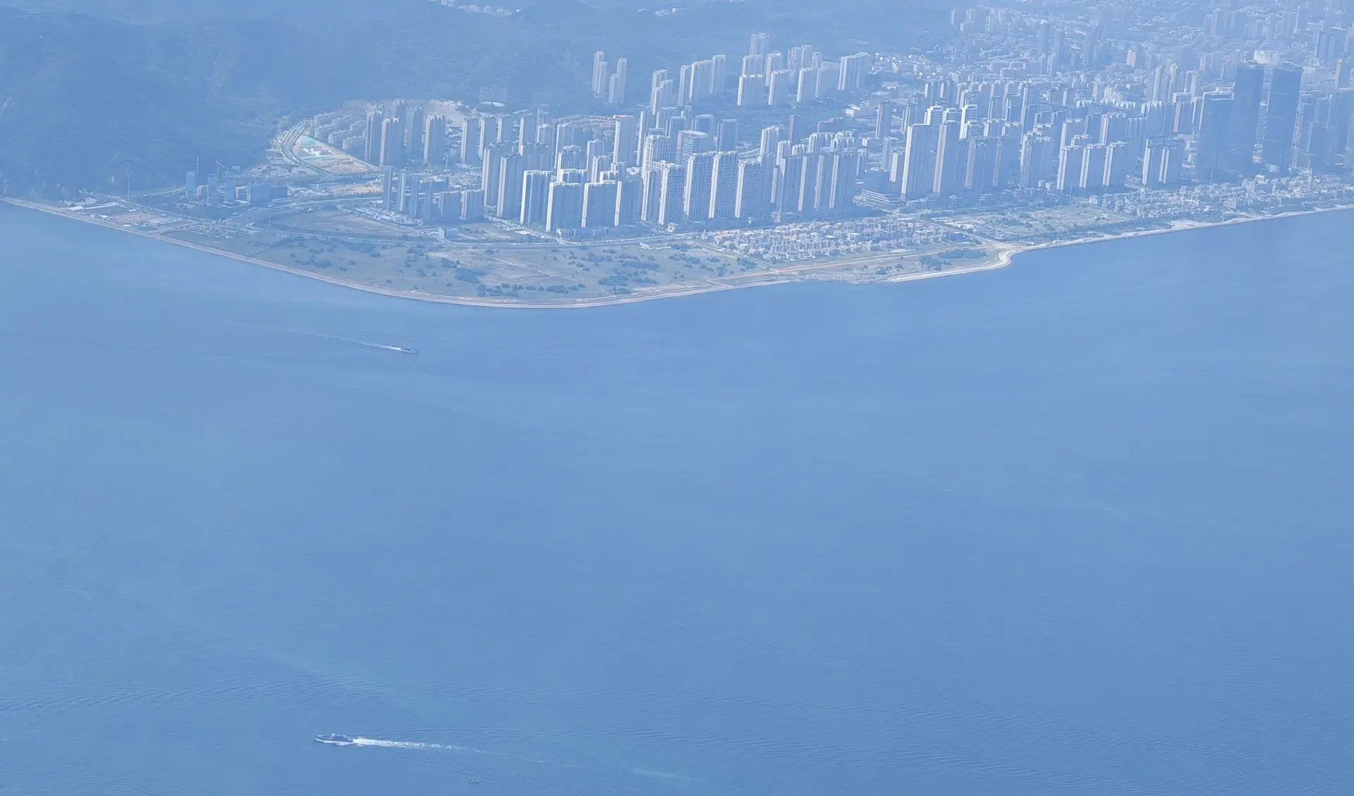 在飞机上拍摄的东港沿岸