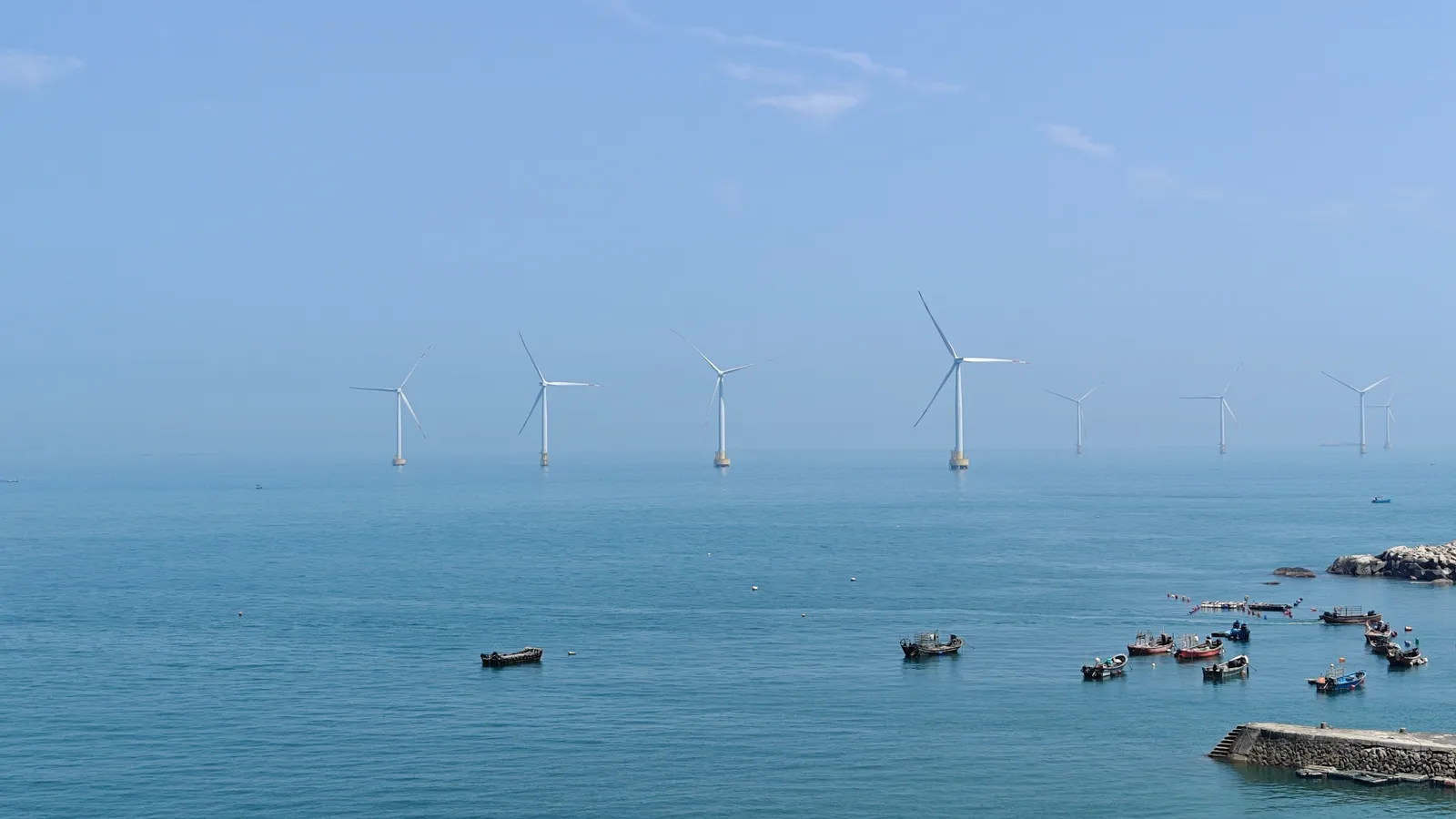 远眺看到的海上风力发电机