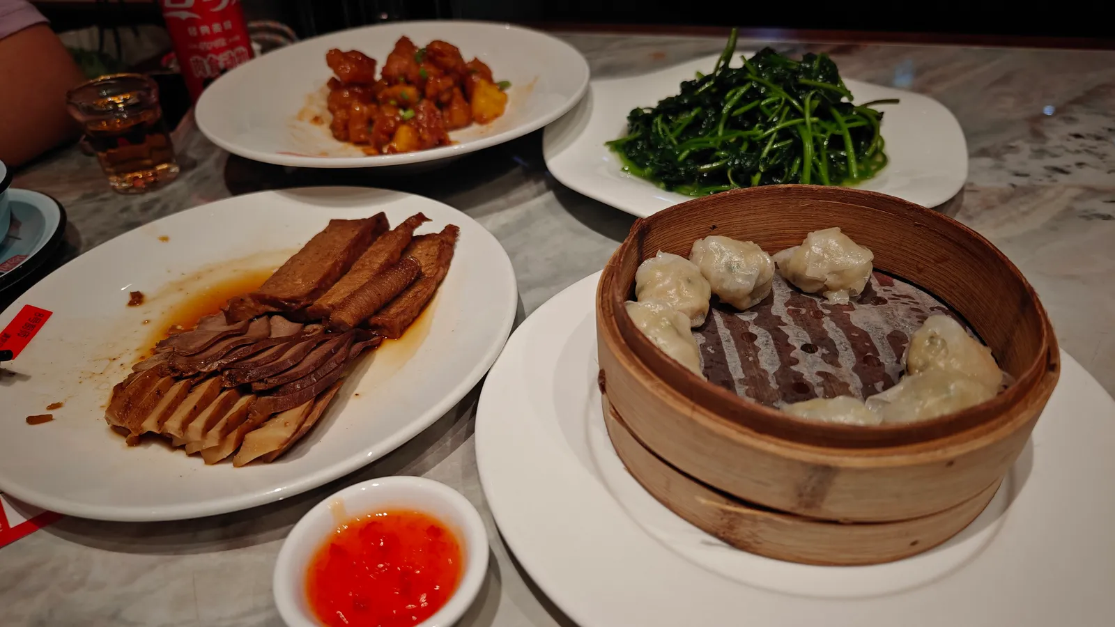 被壁画吸引进去吃了一餐