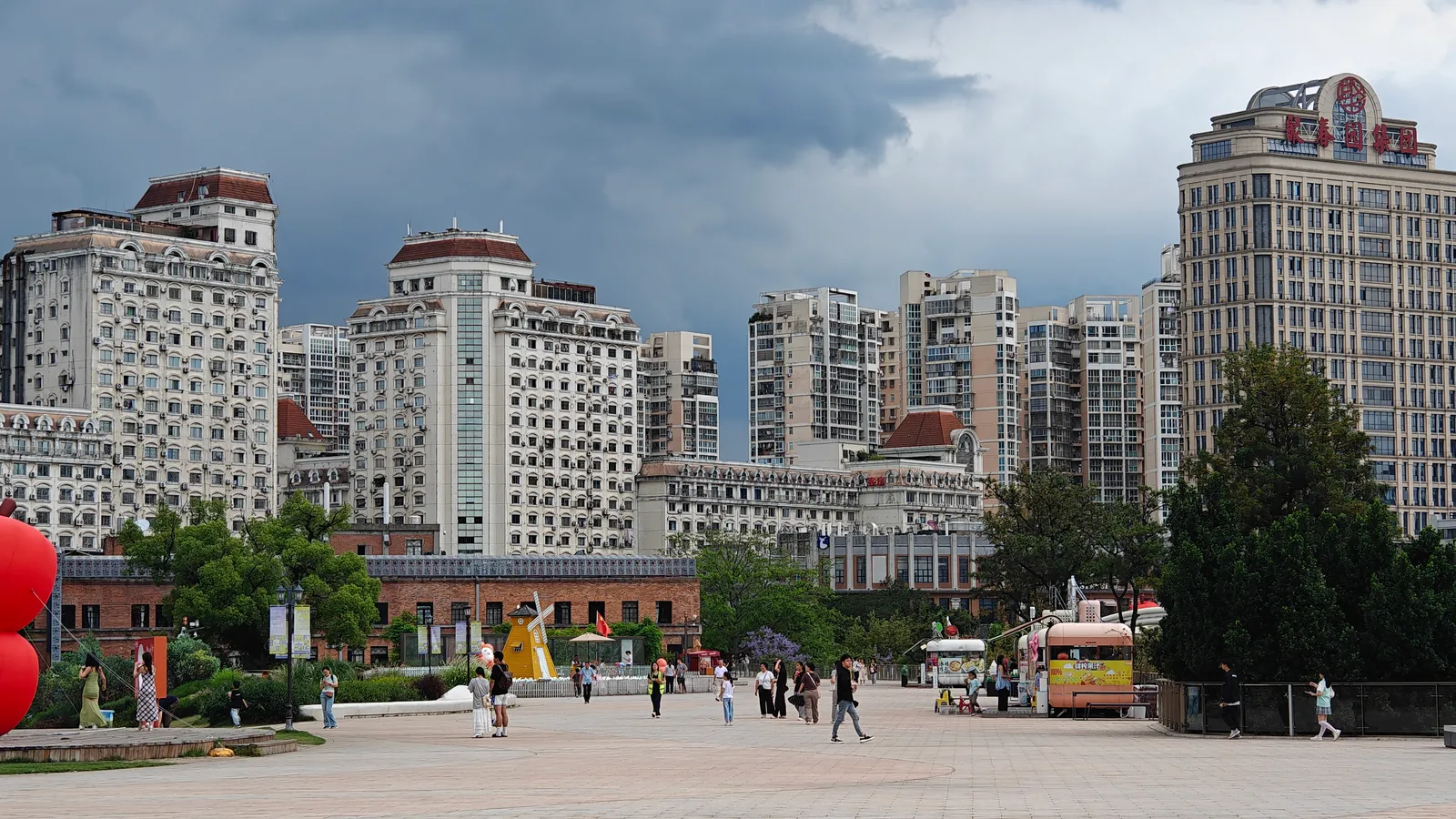 乘船上岸后是青年广场