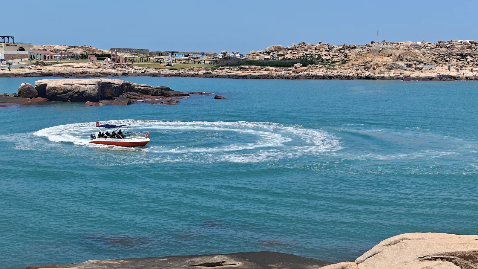 还可以乘坐快艇溜达一圈