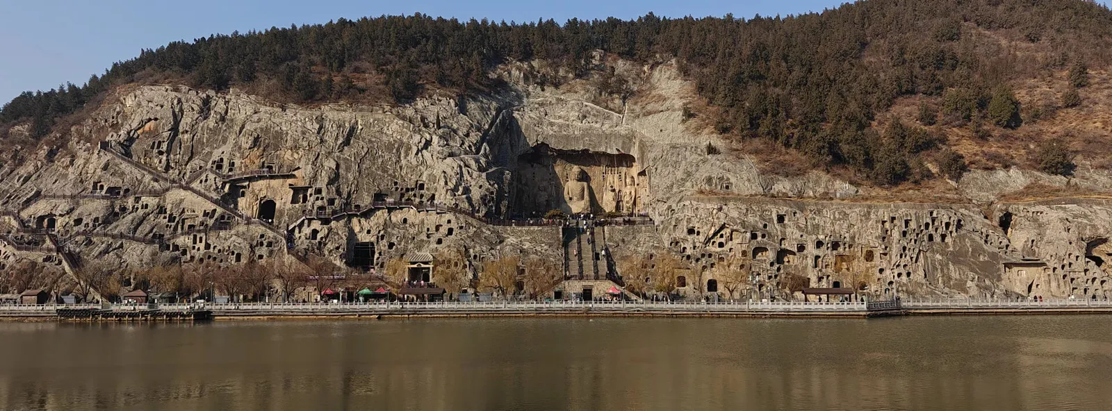 在对岸拍摄的龙门石窟全景