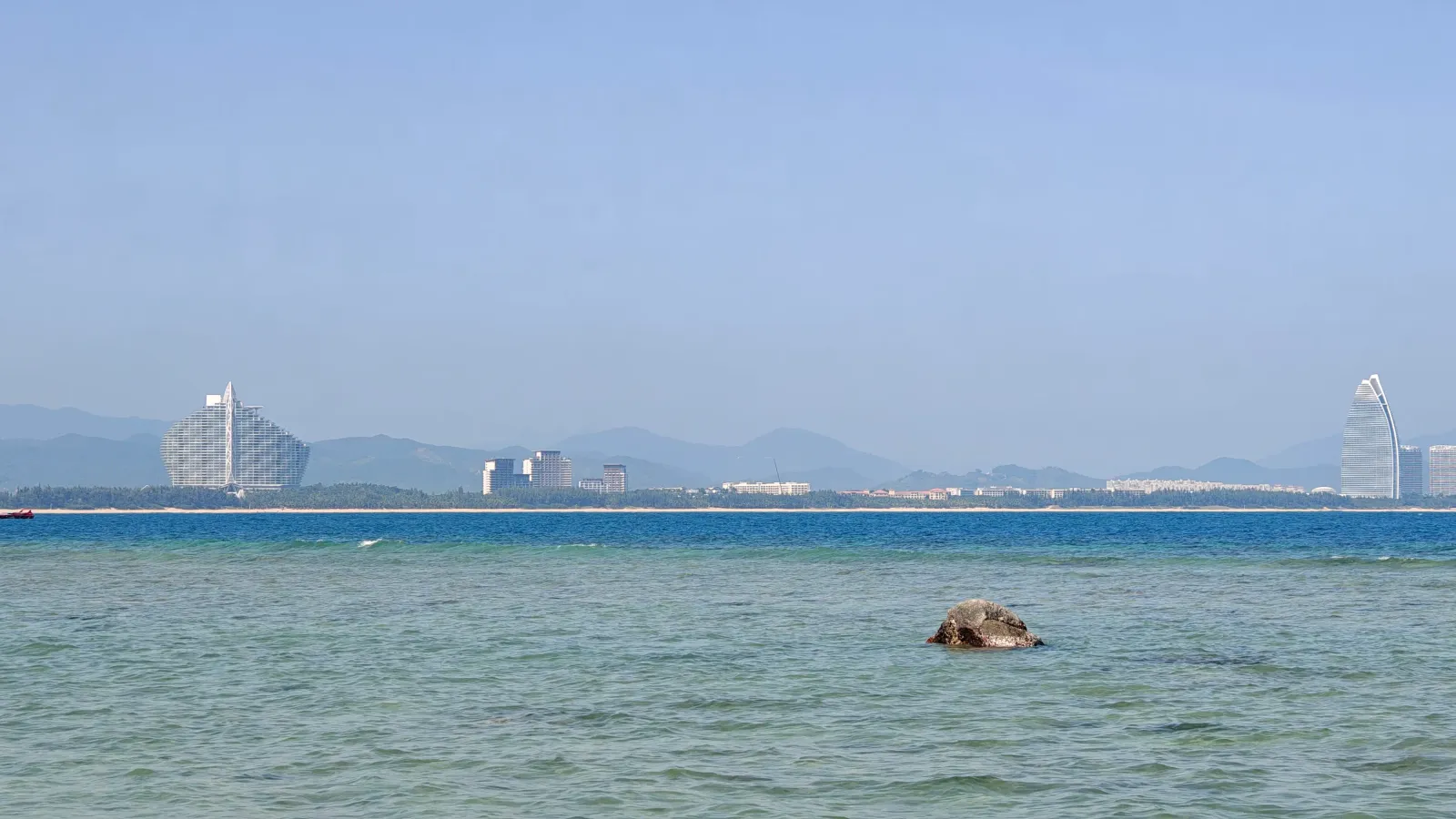 海水呈"青>绿>蓝"渐变色