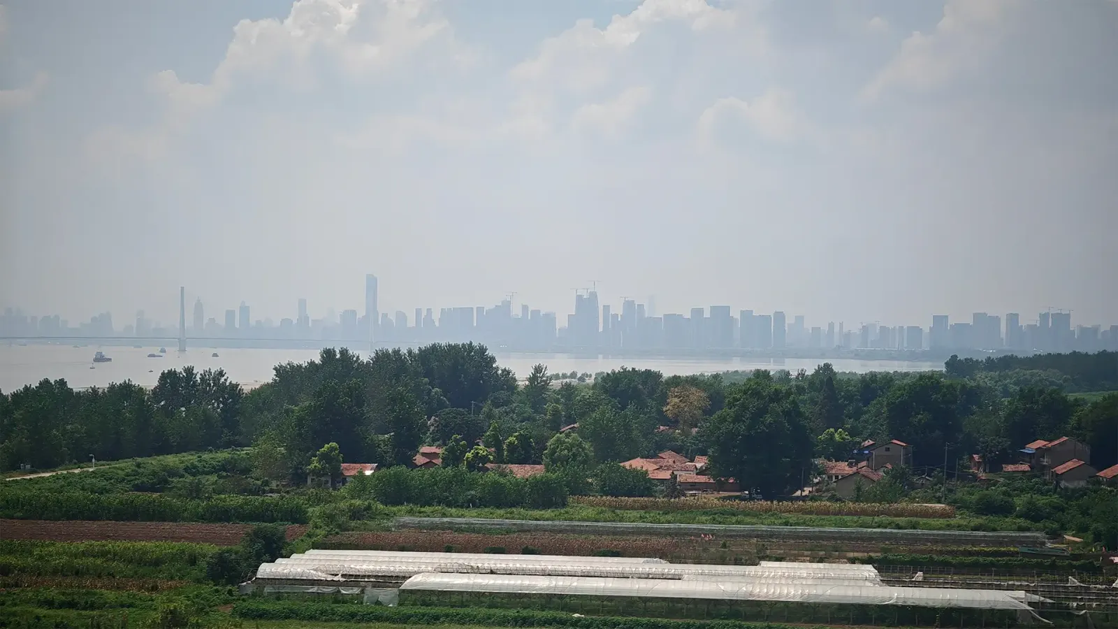 高铁上看到的长江江景