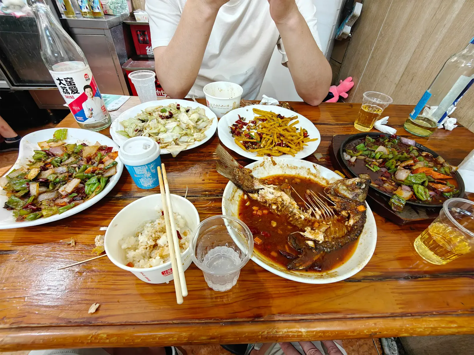 找了家苍蝇馆子吃本地菜