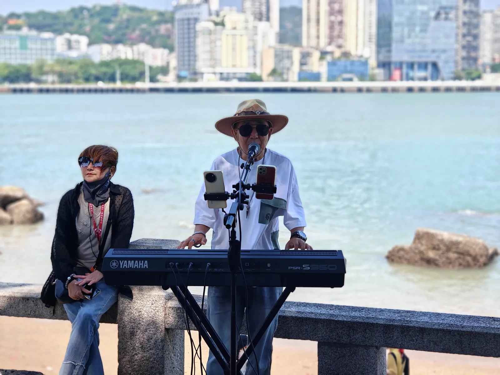 沙滩边的驻场歌手