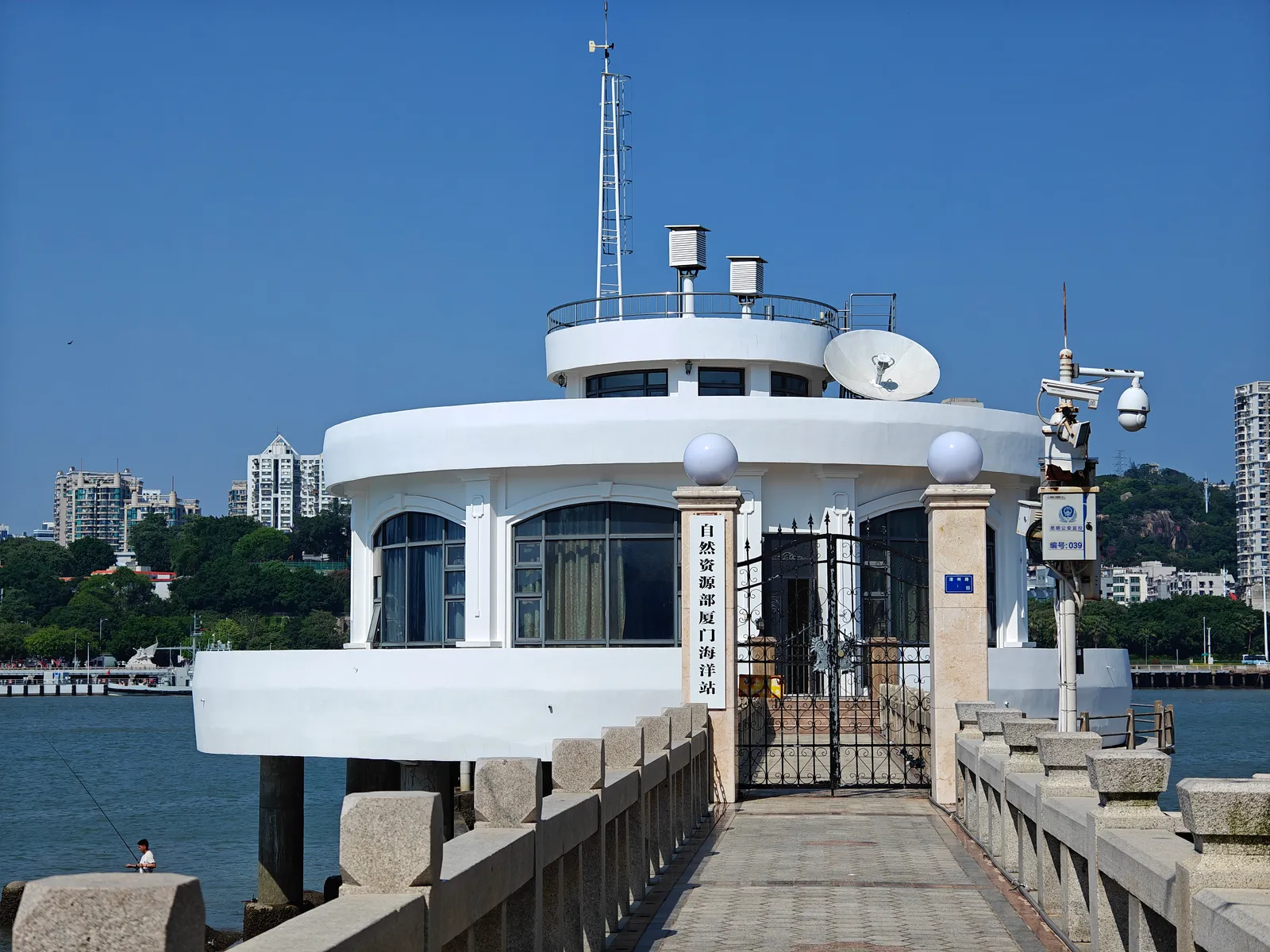 在岛上的海洋（监测？）站