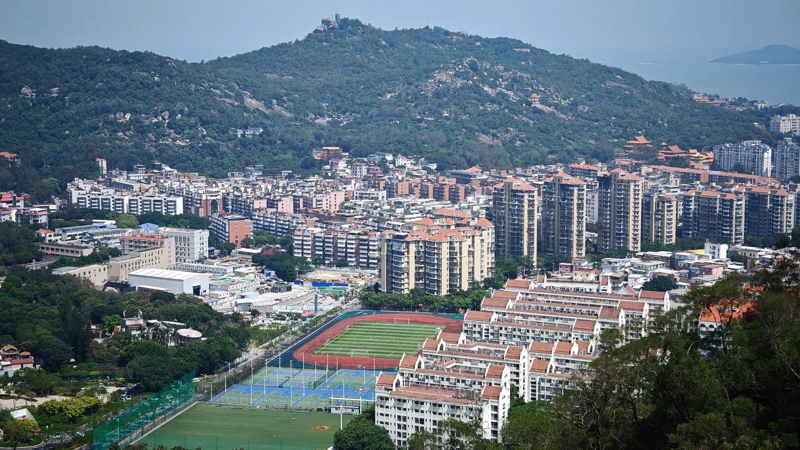 在山顶可以环视整个厦门