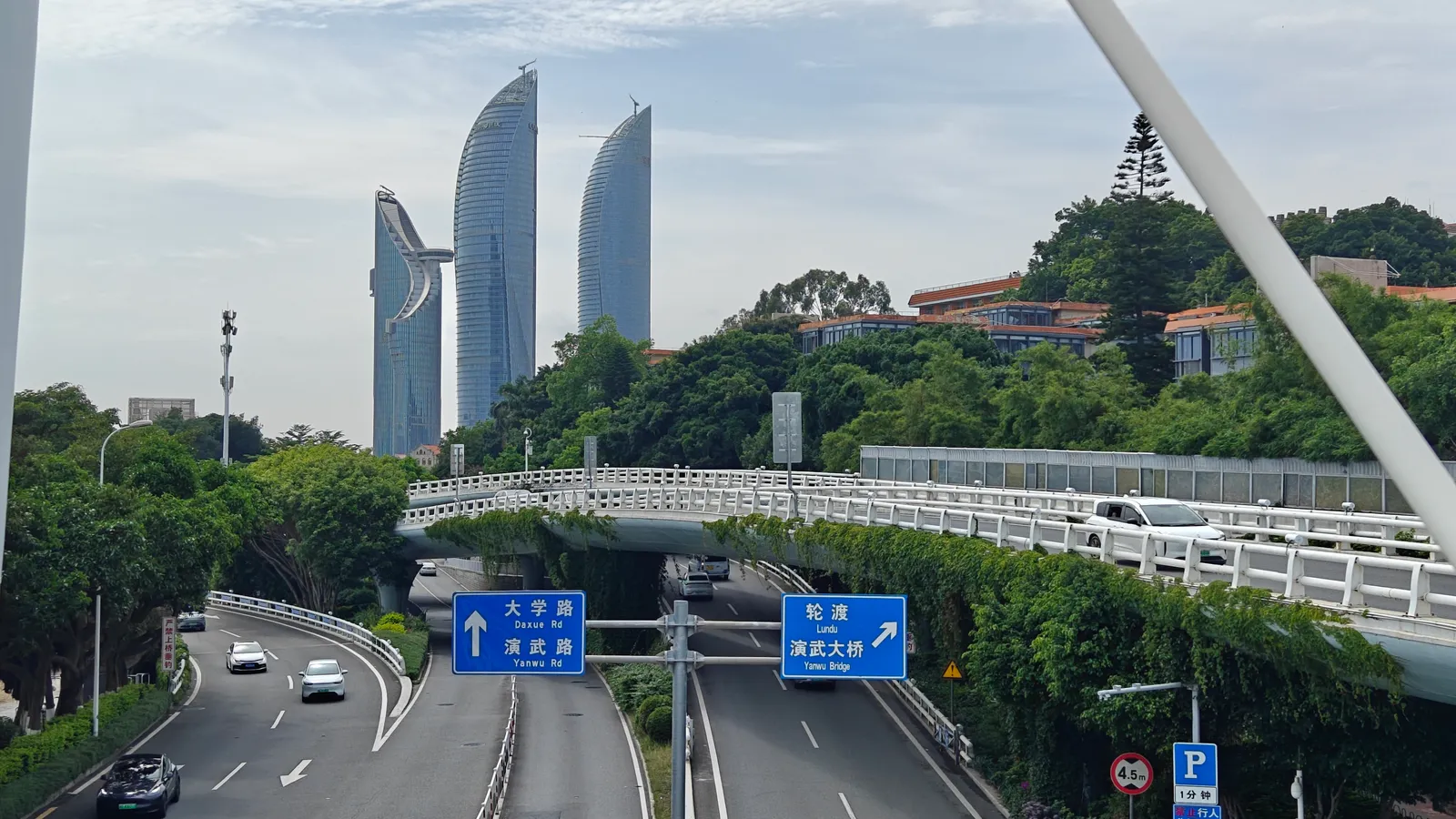 穿过天桥再步行一段路，可以到达 演武大桥观景平台